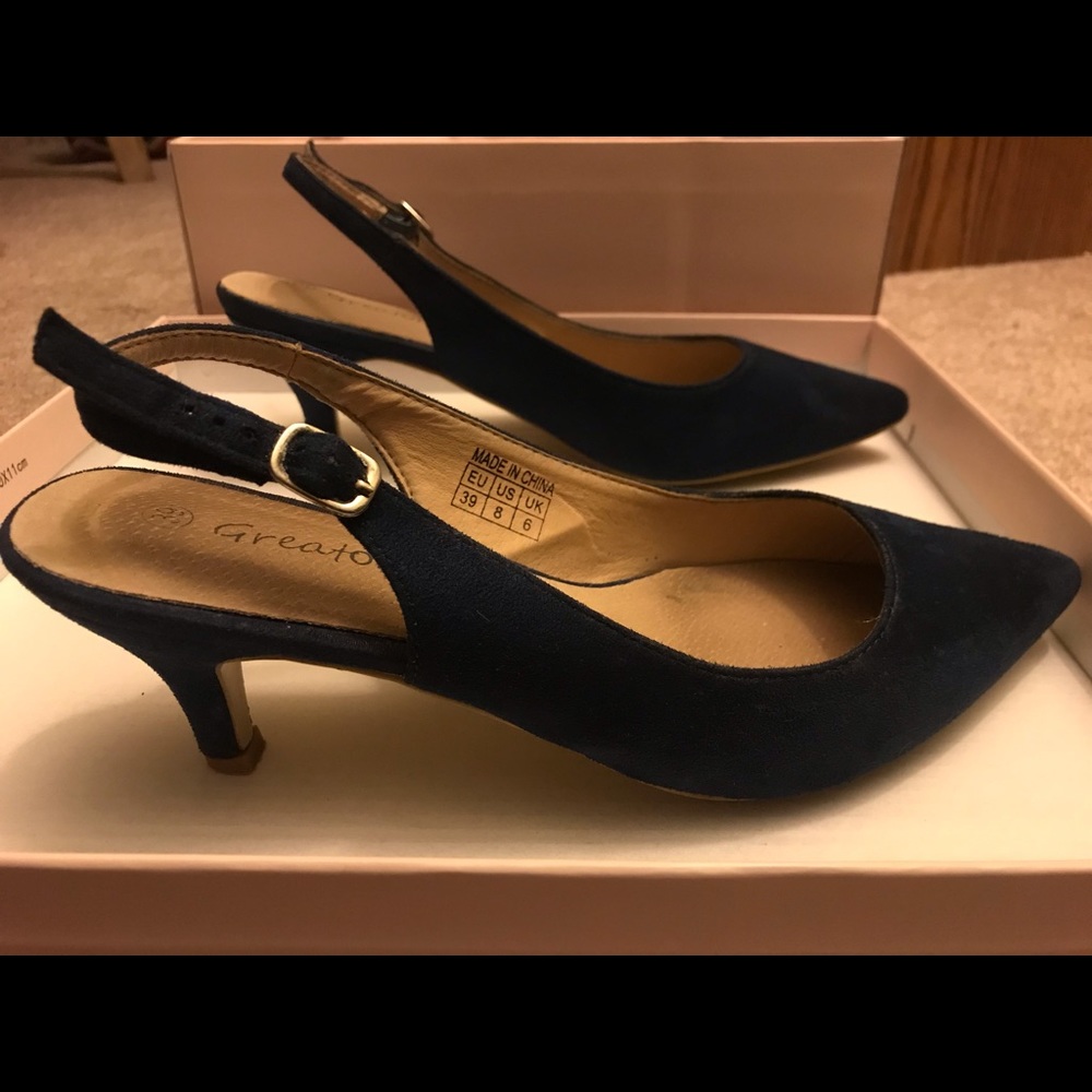 Navy Blue - kitten heeled pumped! 💙